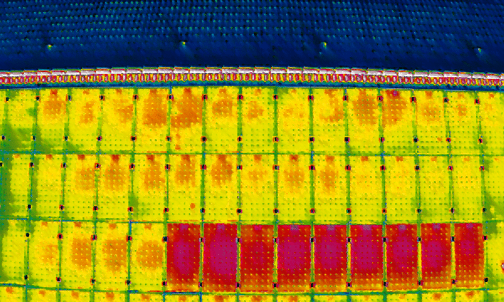 Thermografie ermöglicht es, unsichtbare Wärmebilder zu erfassen, um Temperaturunterschiede sichtbar zu machen. Diese Technik wird eingesetzt, um Problembereiche in Gebäuden, elektrischen Anlagen oder Maschinen zu identifizieren, indem sie Wärmelecks, Überhitzung oder fehlende Isolation aufdeckt. Thermografische Untersuchungen bieten eine effiziente und nicht-invasive Methode, um die Energieeffizienz zu verbessern, vorbeugende Wartung durchzuführen und die Sicherheit zu erhöhen.