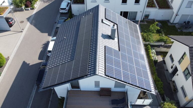 Gebäude mit Solaranlage von Greensolar365